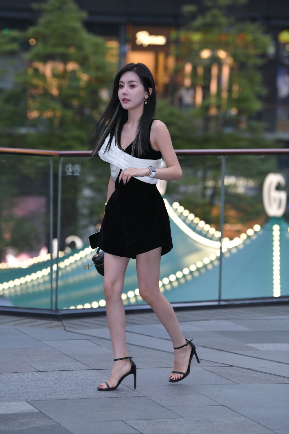 精选街拍作品 NO.2575 清秀黑色吊带裙美女 [81P/89MB]