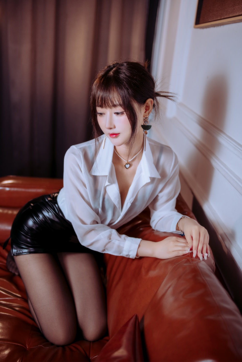 颜值博主@羽生三未 半透OL [27P/247MB]