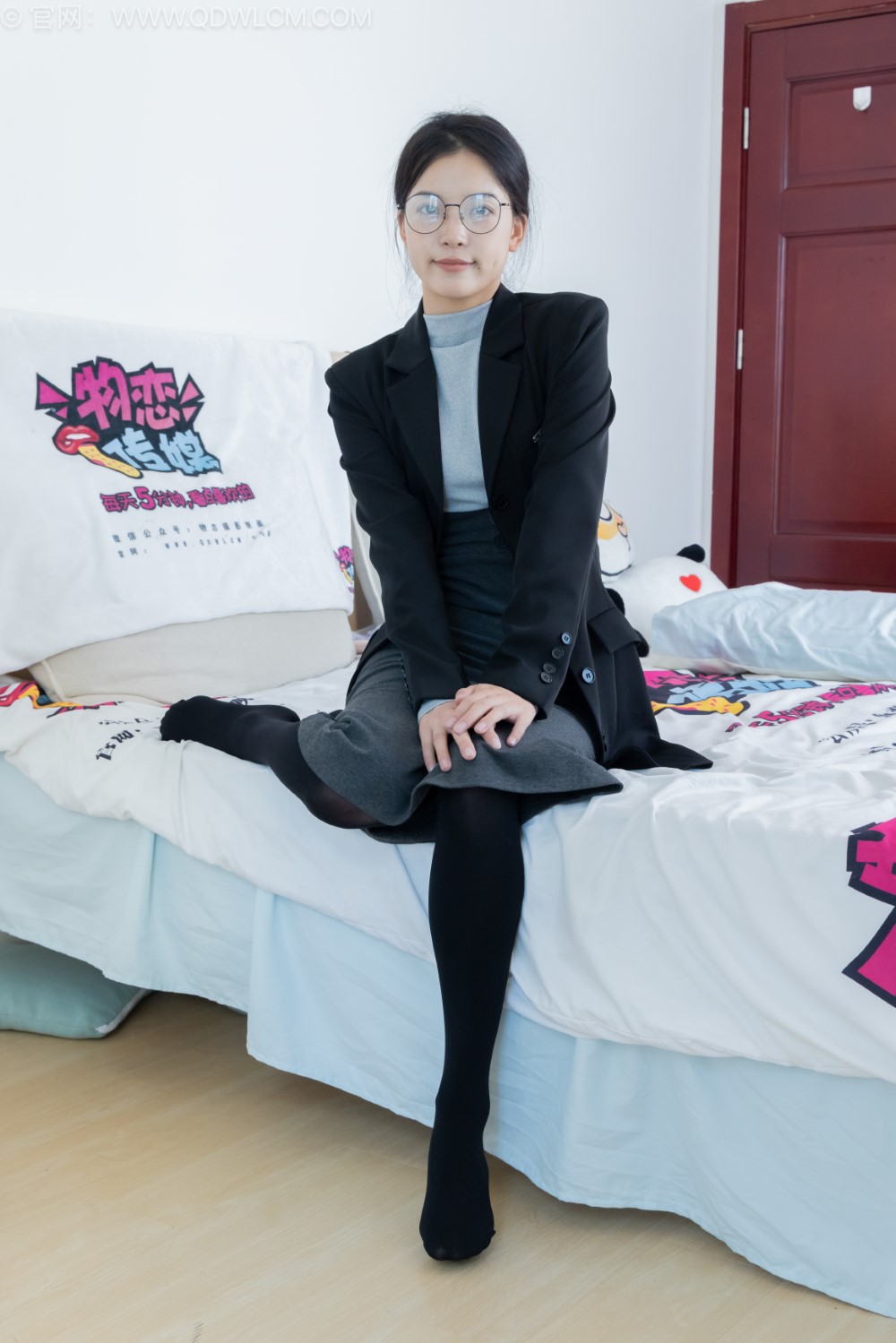 勿恋传媒 NO.2533 茯苓-落叶像雪的季节 [159P/1V/3.60GB]